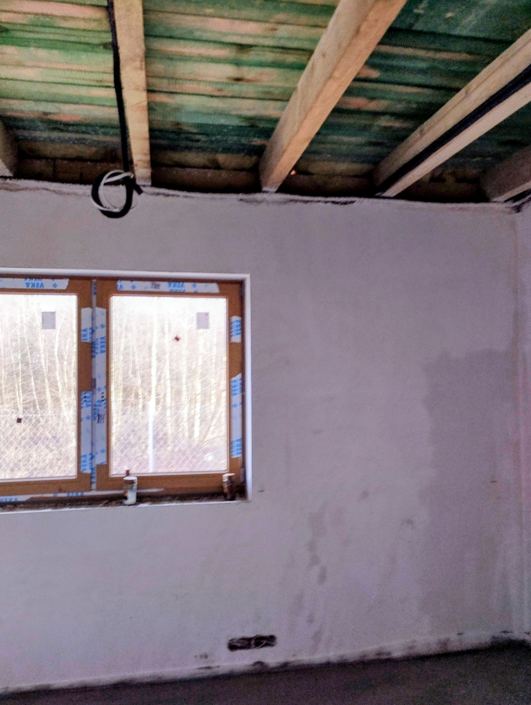 Wnętrze w Zielonej Górze przed wykończeniem – stan surowy lub początkowy.