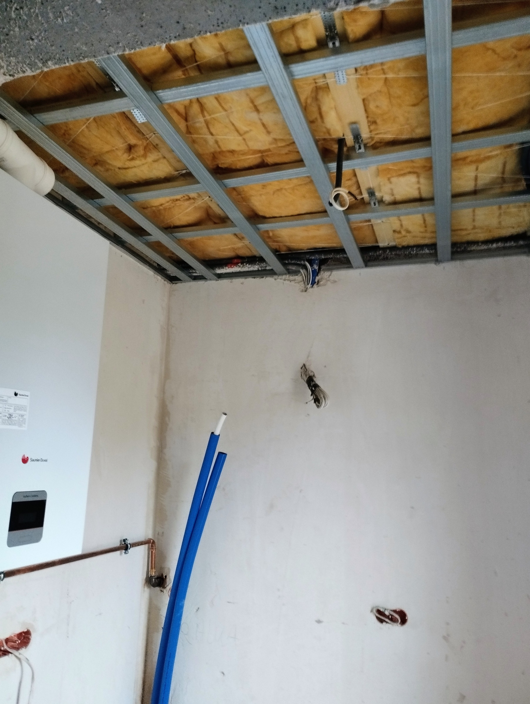 Prace wykończeniowe w Zielonej Górze – montaż sufitów podwieszanych i ocieplenie.