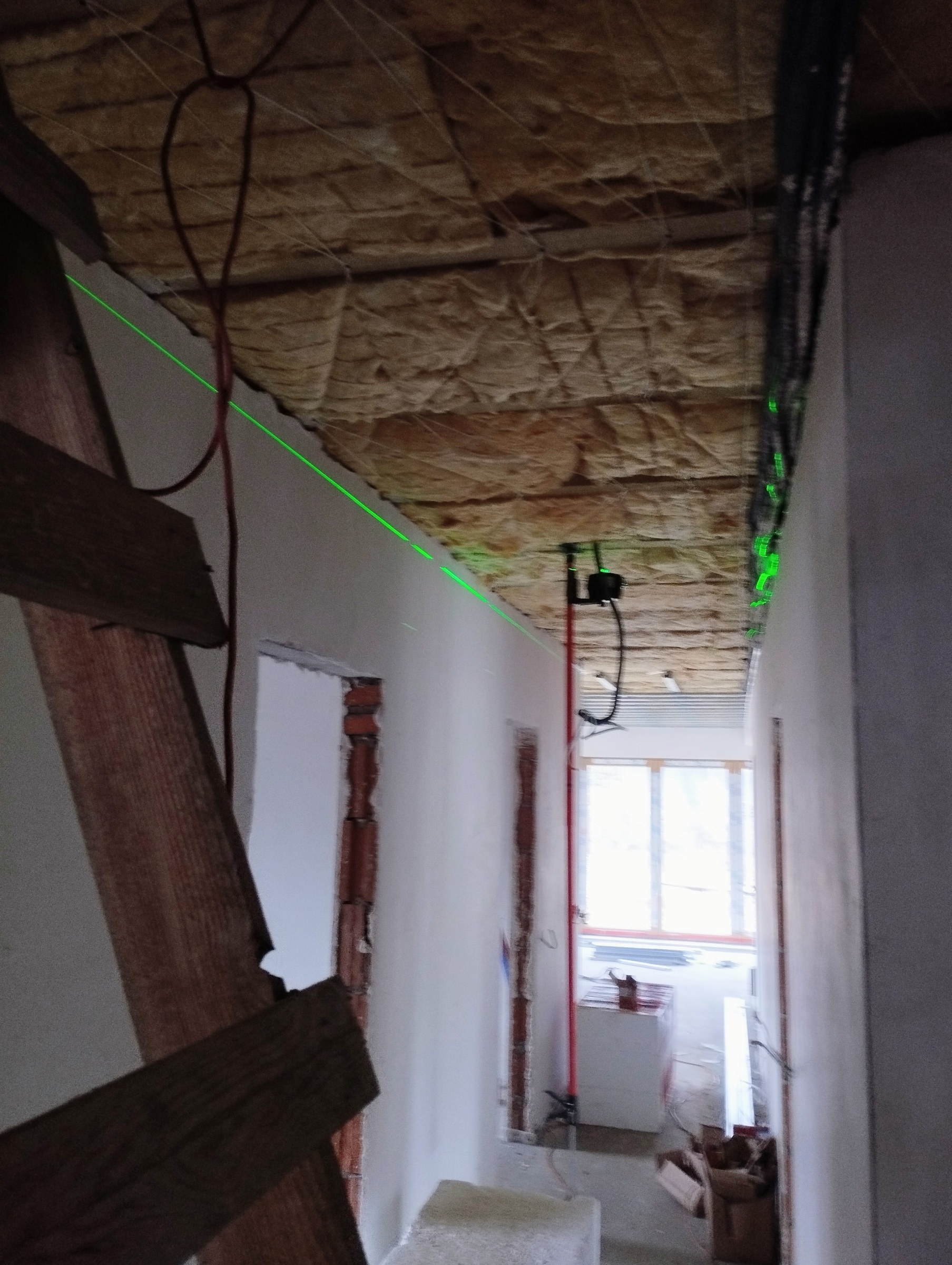 Prace wykończeniowe w Zielonej Górze – montaż sufitów podwieszanych i ocieplenie.
