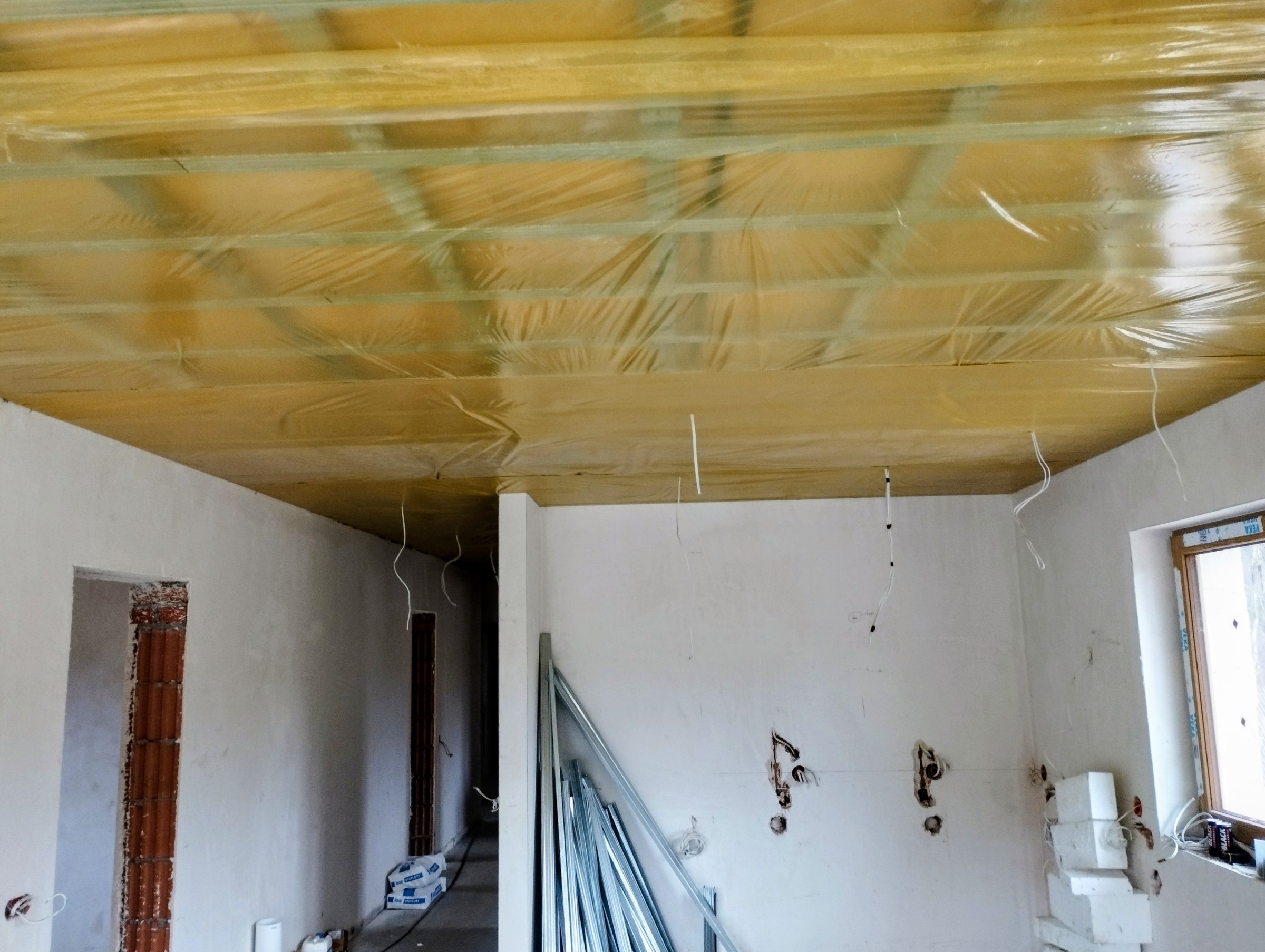Wnętrze po wykonaniu sufitów i przygotowaniu powierzchni do dalszego wykończenia.