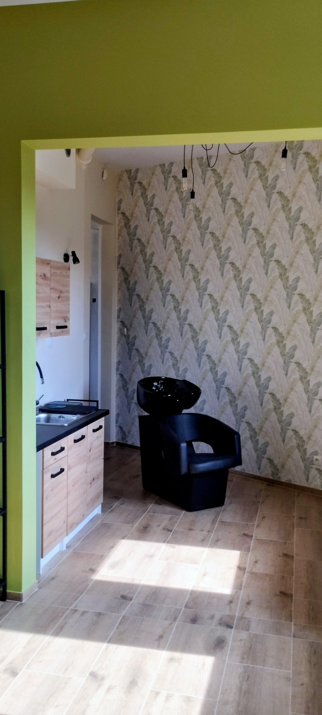 Wykończony salon fryzjerski – jasne wnętrze i estetyczne wykończenie.