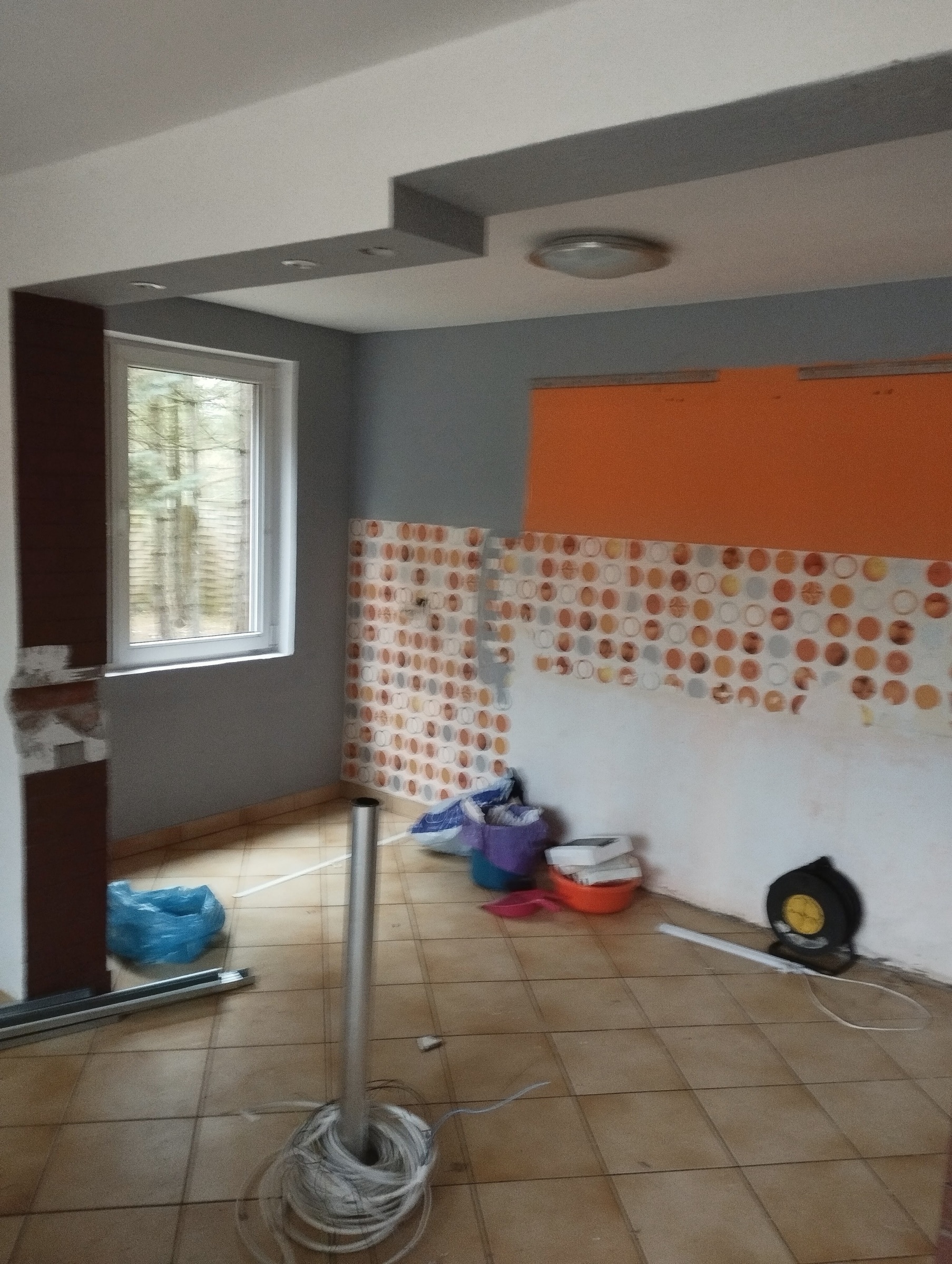 Kuchnia przed remontem – stan wyjściowy ścian i wykończeń.