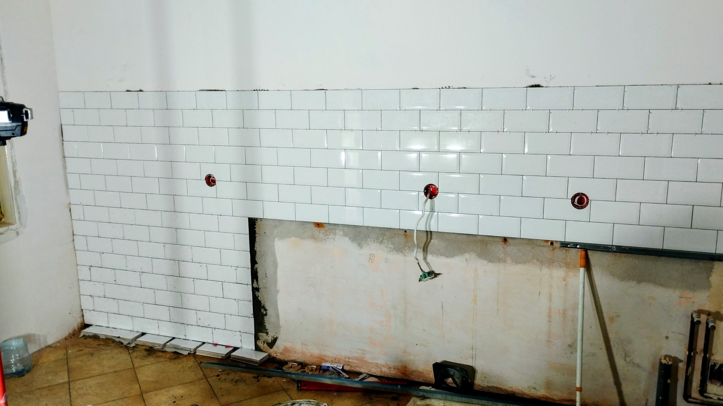 Fartuch kuchenny z białych płytek w trakcie realizacji.