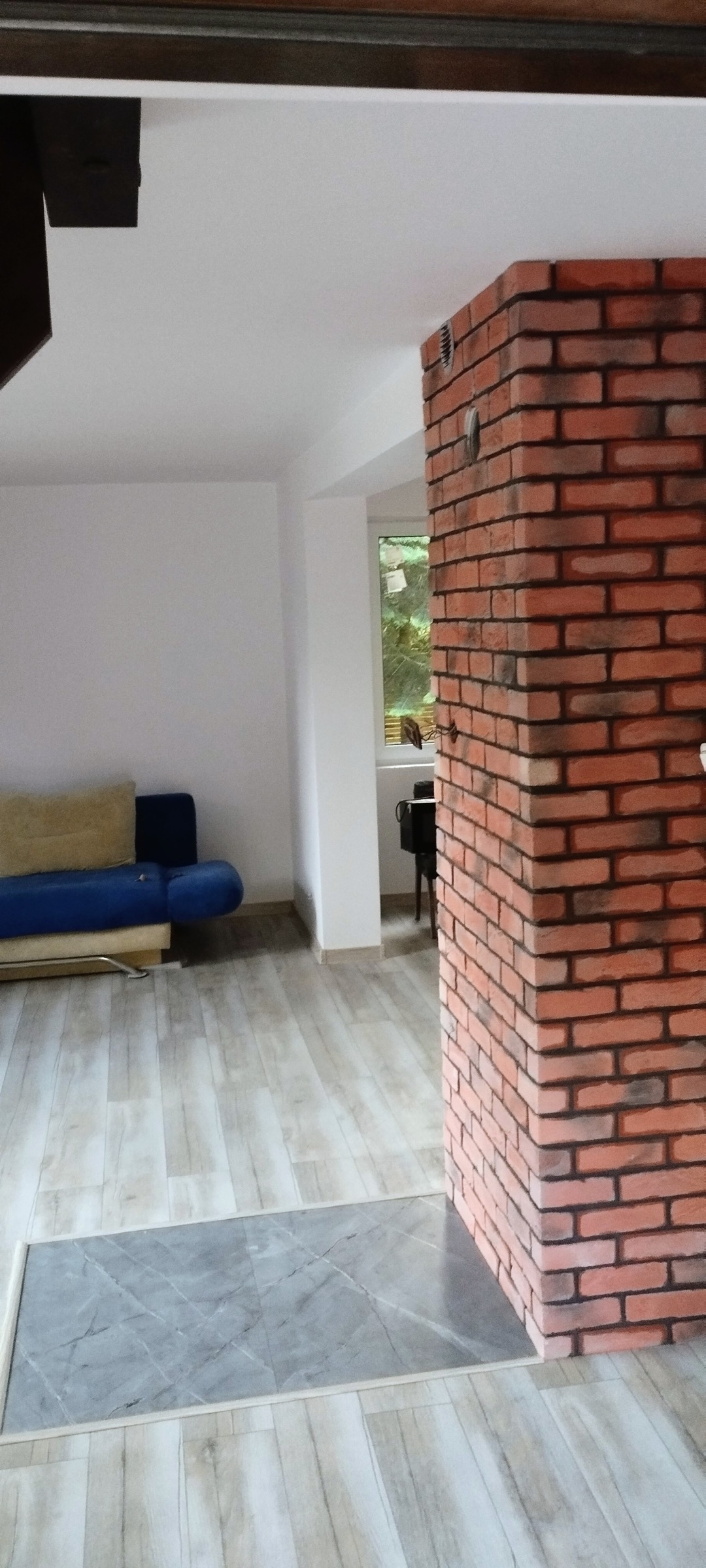 Salon po remoncie – jasne wnętrze i odświeżona strefa dzienna.