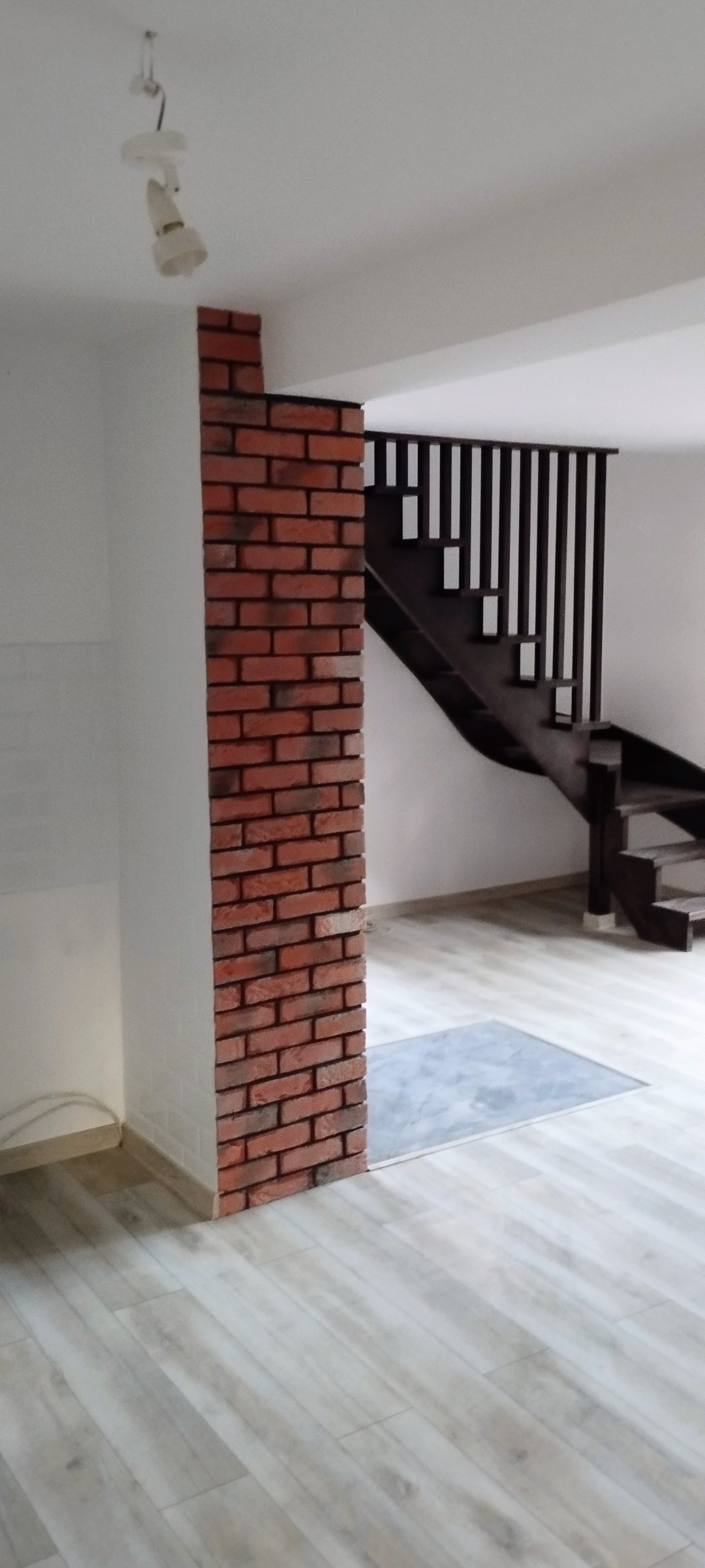 Gotowy salon z kuchnią po odświeżeniu w Rzeczycy.