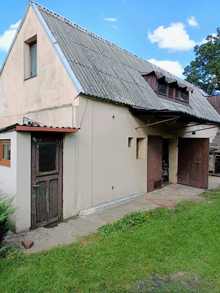 Budynek gospodarczy w Łodzi przed odświeżeniem elewacji.