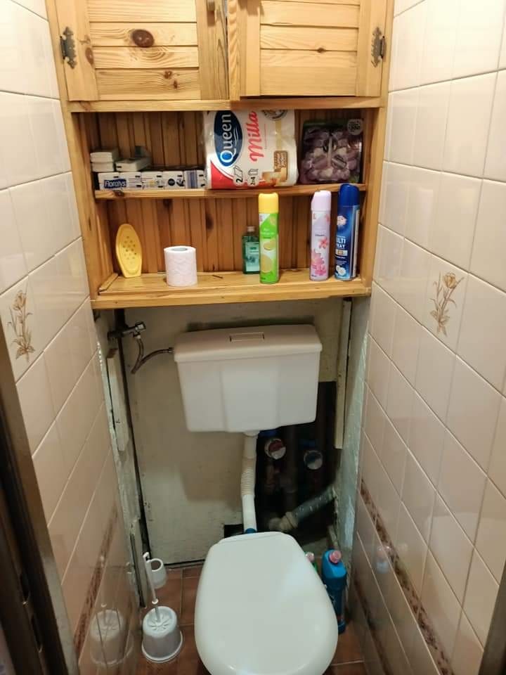 Łazienka w Piotrkowie Trybunalskim przed remontem – strefa WC.