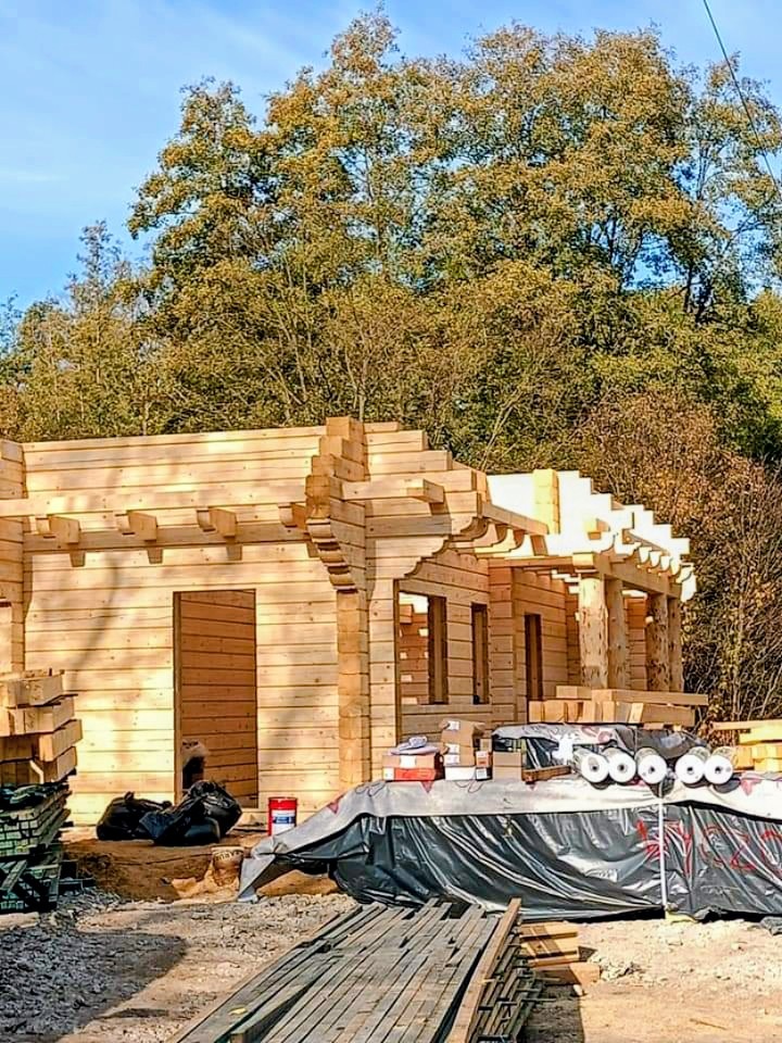 Konstrukcja domu z bali przed zabezpieczeniem drewna.