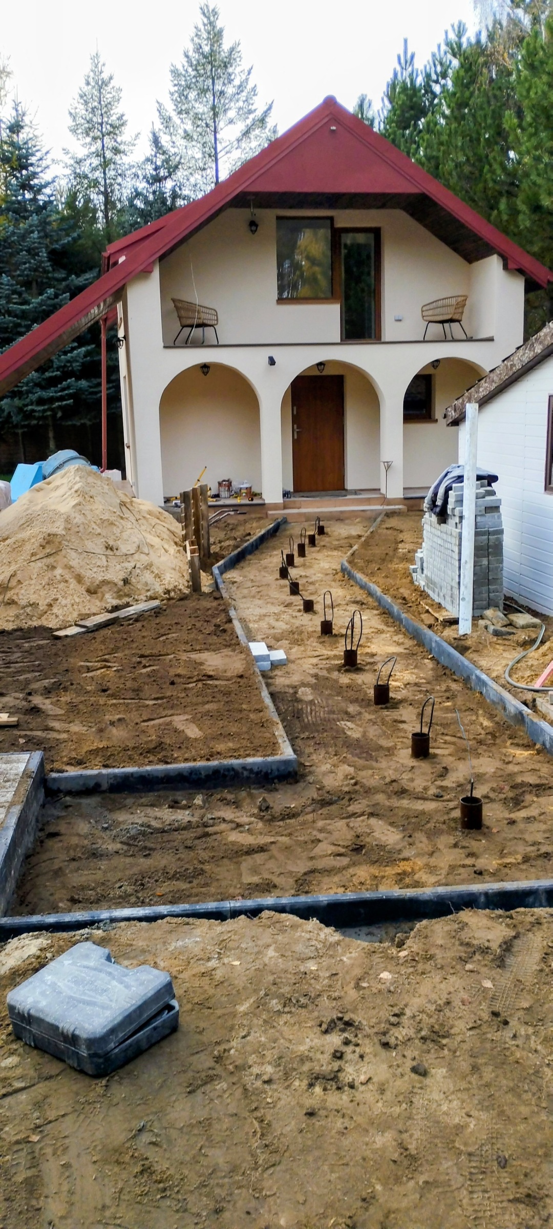 Prace brukarskie przy posesji – widok na dojście do budynku.