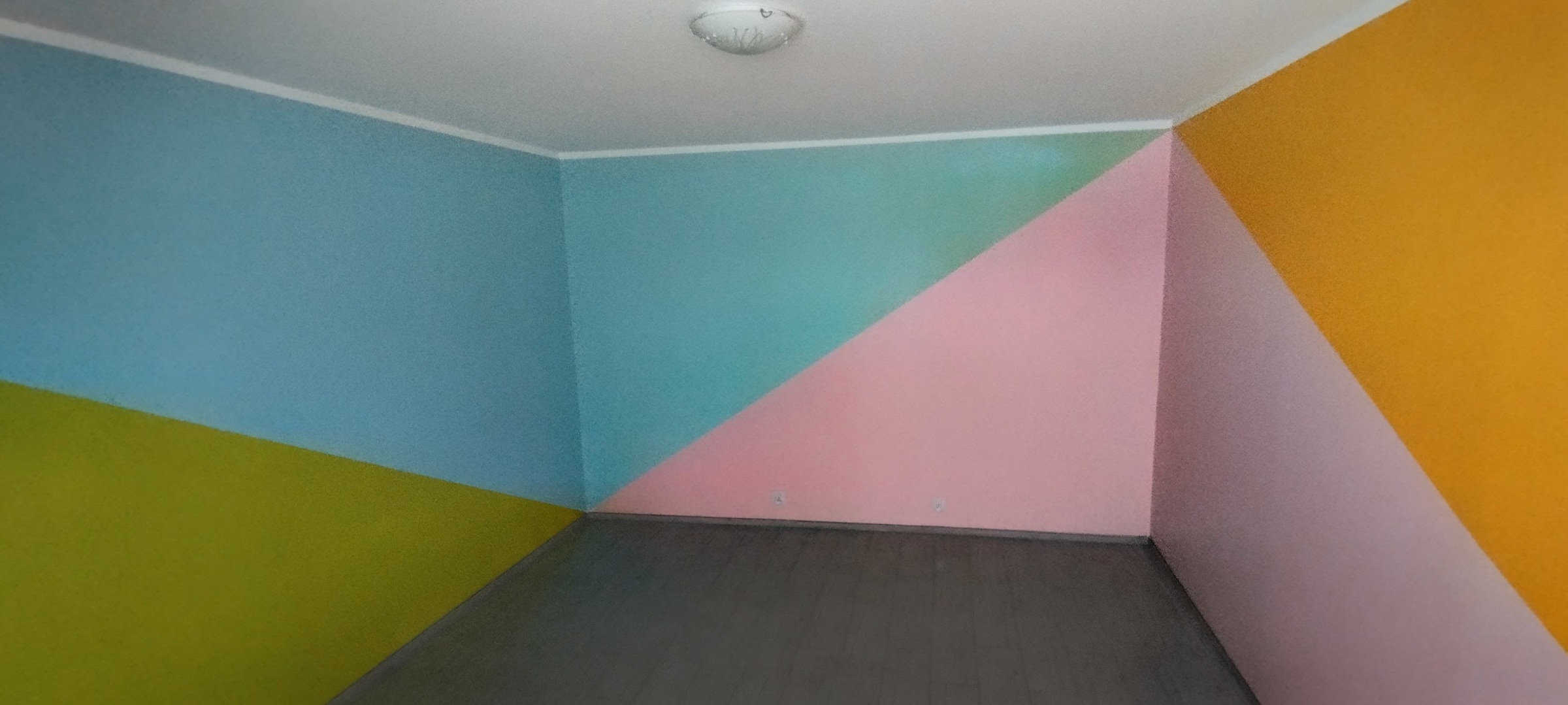 Pokój po remoncie w Gajkowicach – kolorowe geometryczne malowanie.