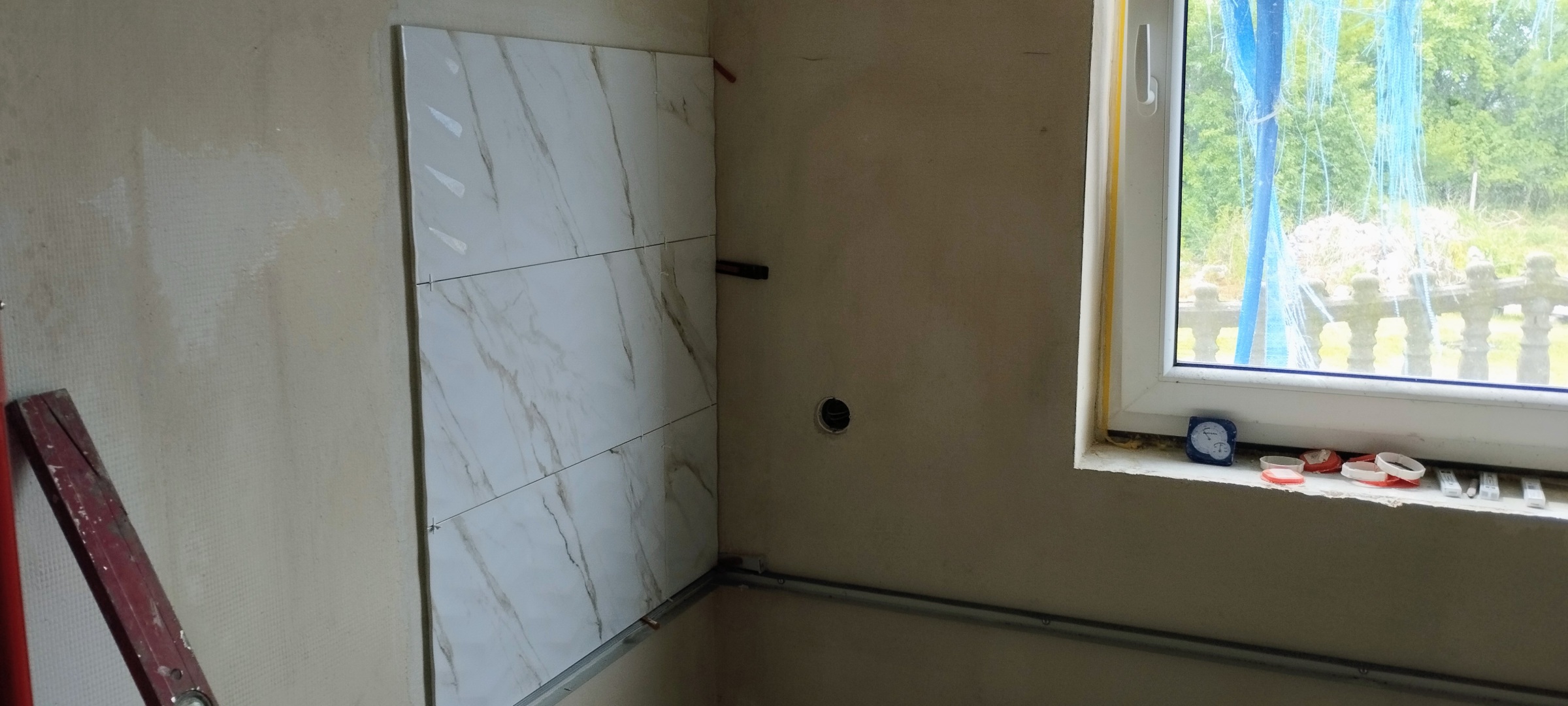 Kuchnia przed wykończeniem w Gajkowicach – przygotowane ściany i instalacje.