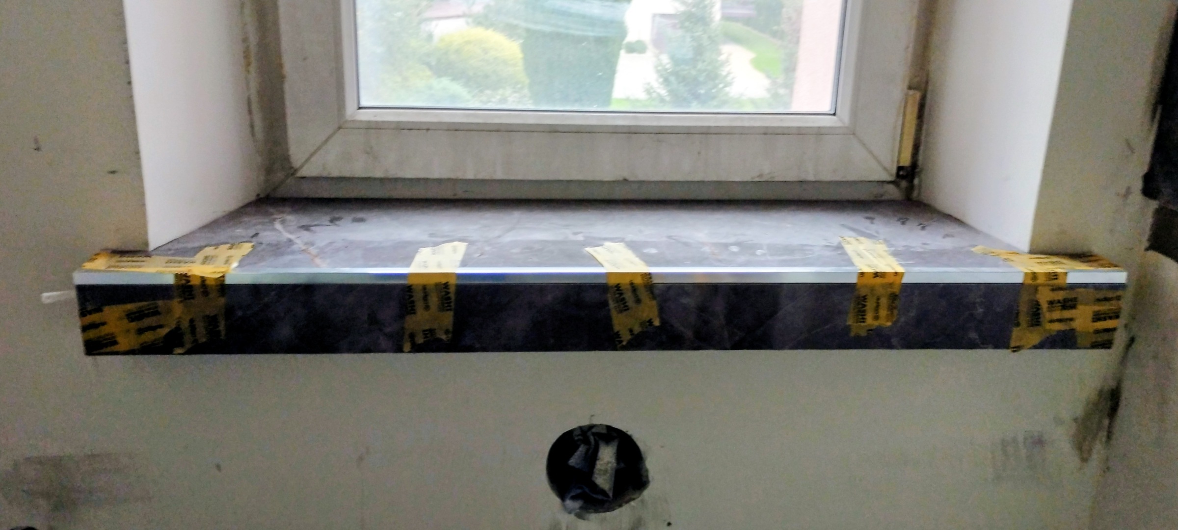 Parapet wewnętrzny w kuchni wykończony płytką gresową.
