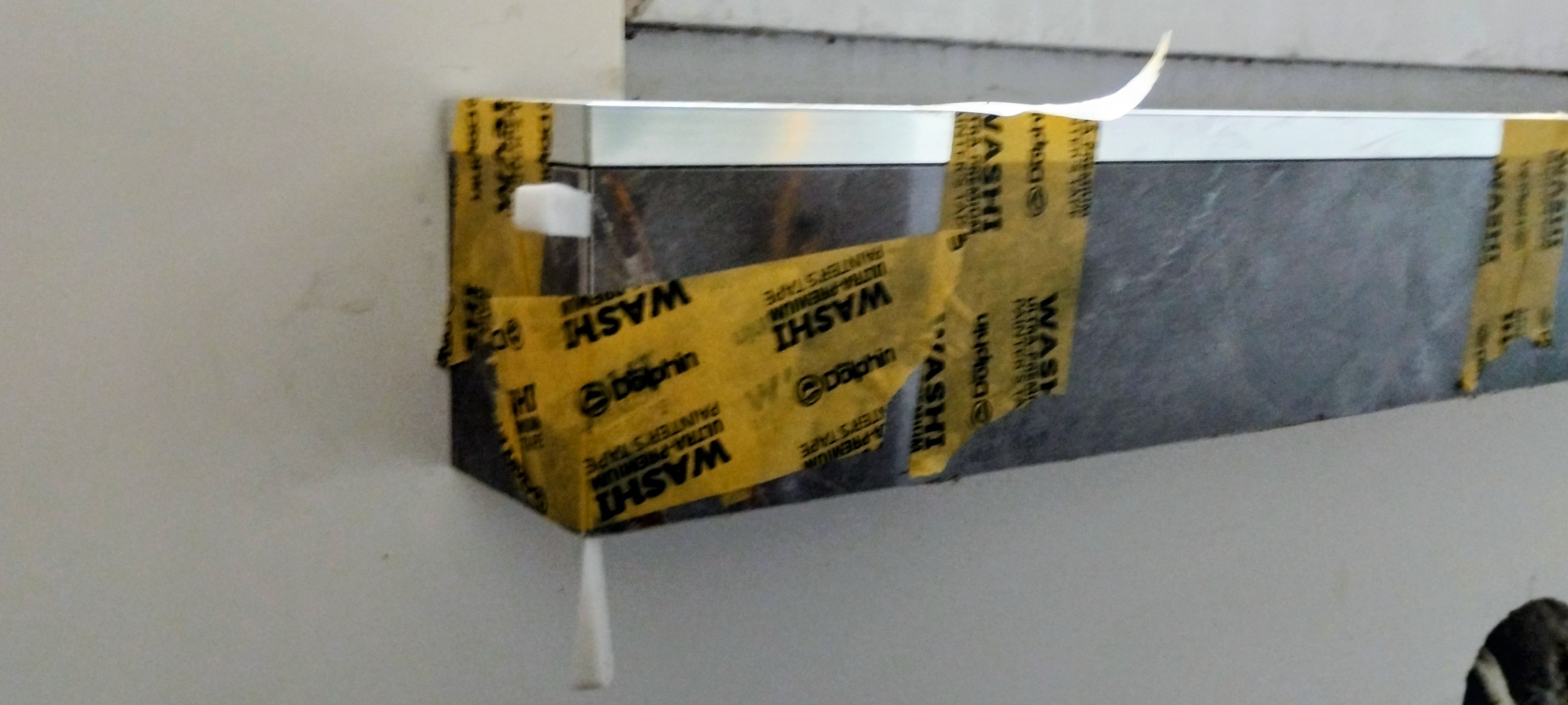 Strefa okna w kuchni po remoncie – parapet i ściana wykończone gresem.