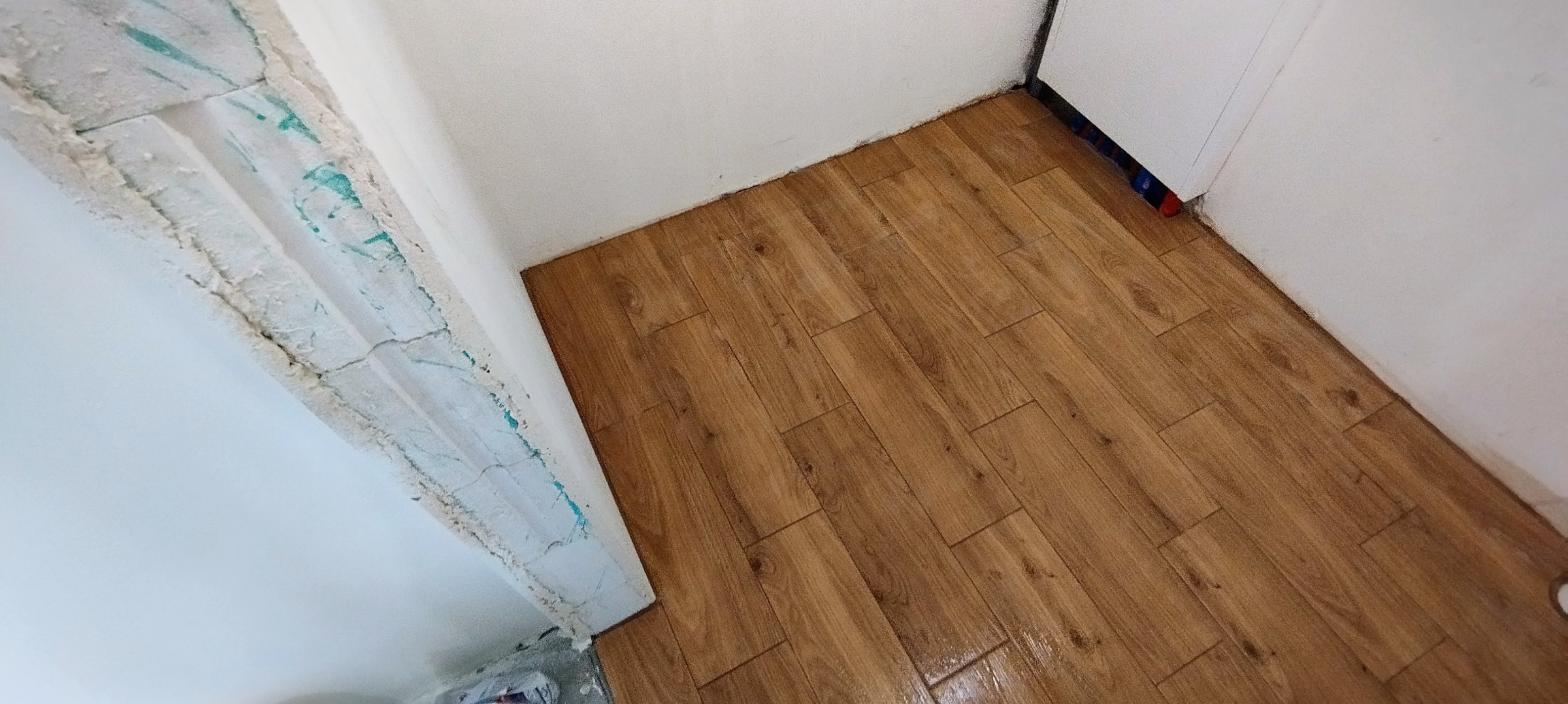 Płytki podłogowe w pomieszczeniu technicznym po realizacji.