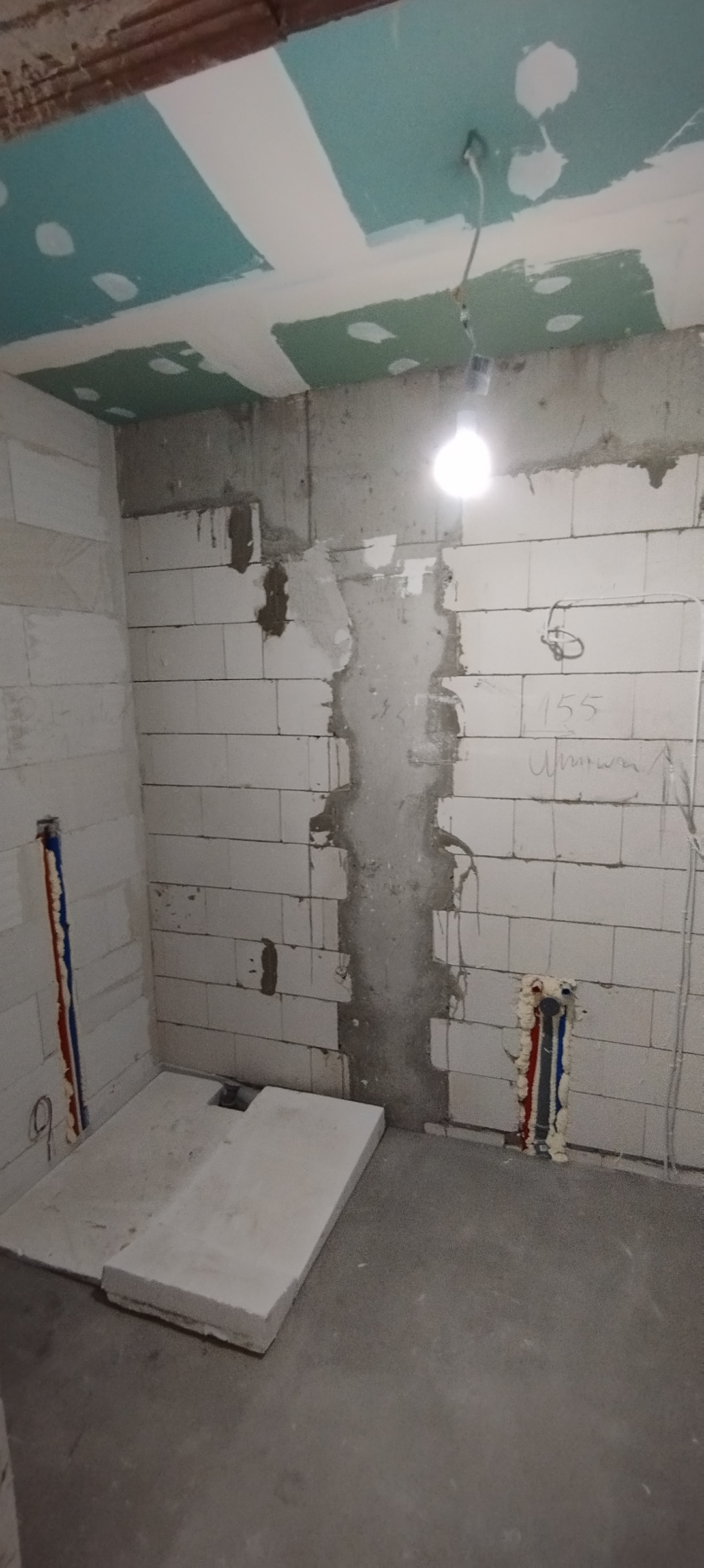 Łazienka przed zabudową instalacji wodno-kanalizacyjnej.