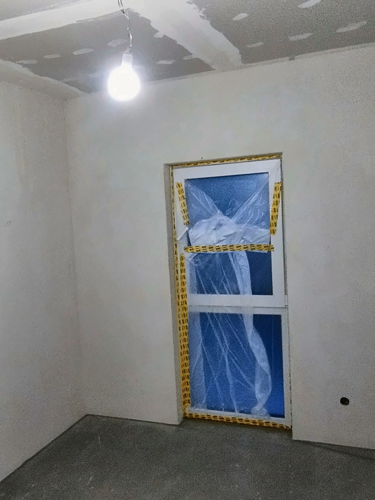 Przed realizacją Gładzie natryskowe w całym domu – Ksawerów — Ksawerów