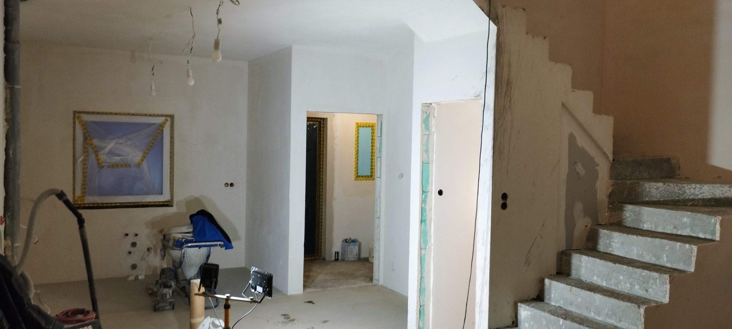 Wnętrze domu w Ksawerowie przed wykonaniem gładzi natryskowych – strefa schodów.