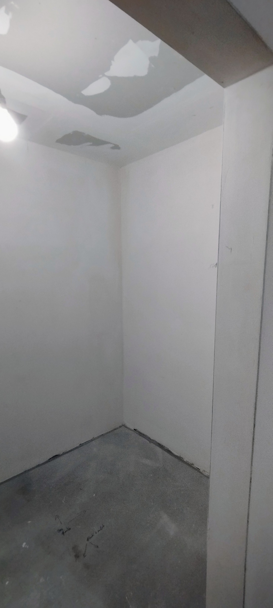 Małe pomieszczenie przed wygładzeniem ścian i sufitu.