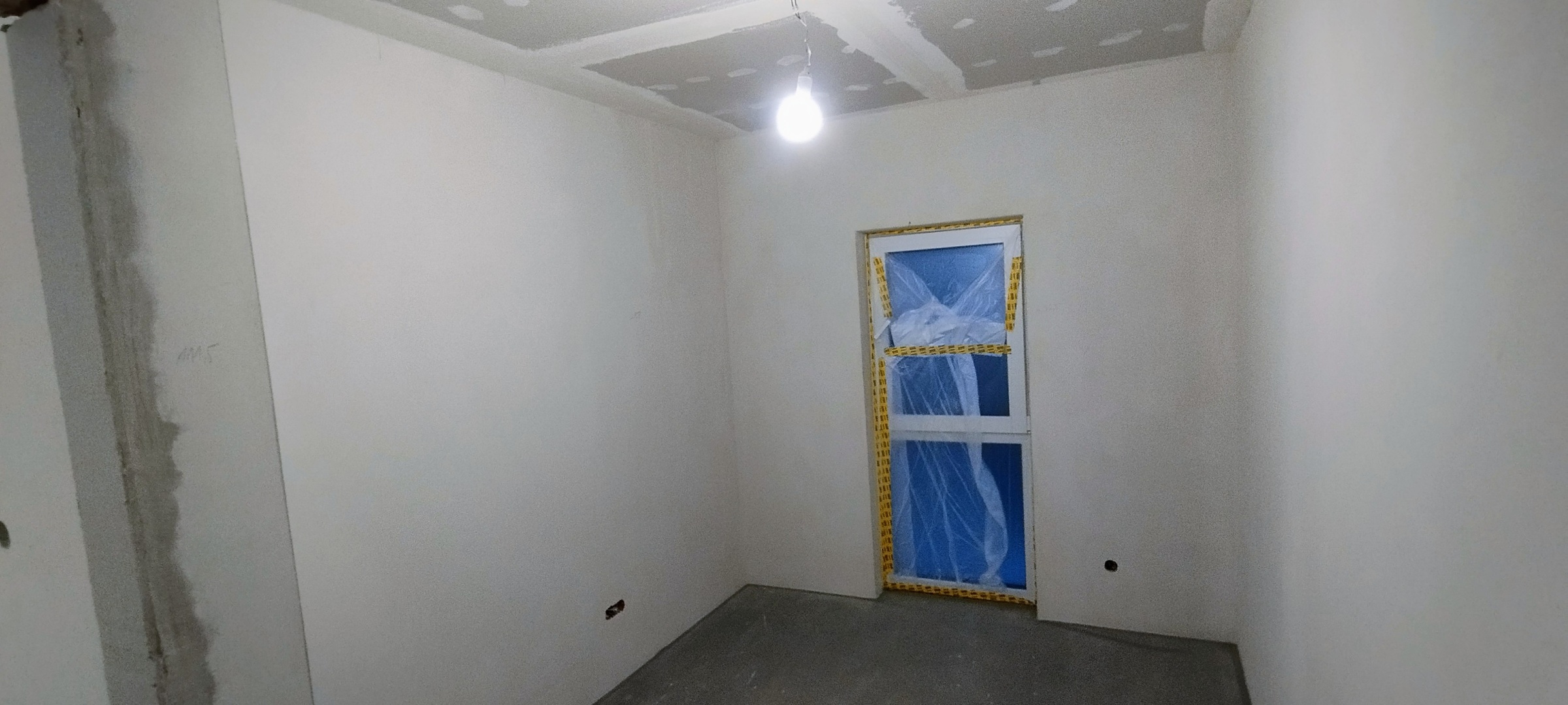 Wnętrze przed finalnym wykończeniem ścian i sufitu.