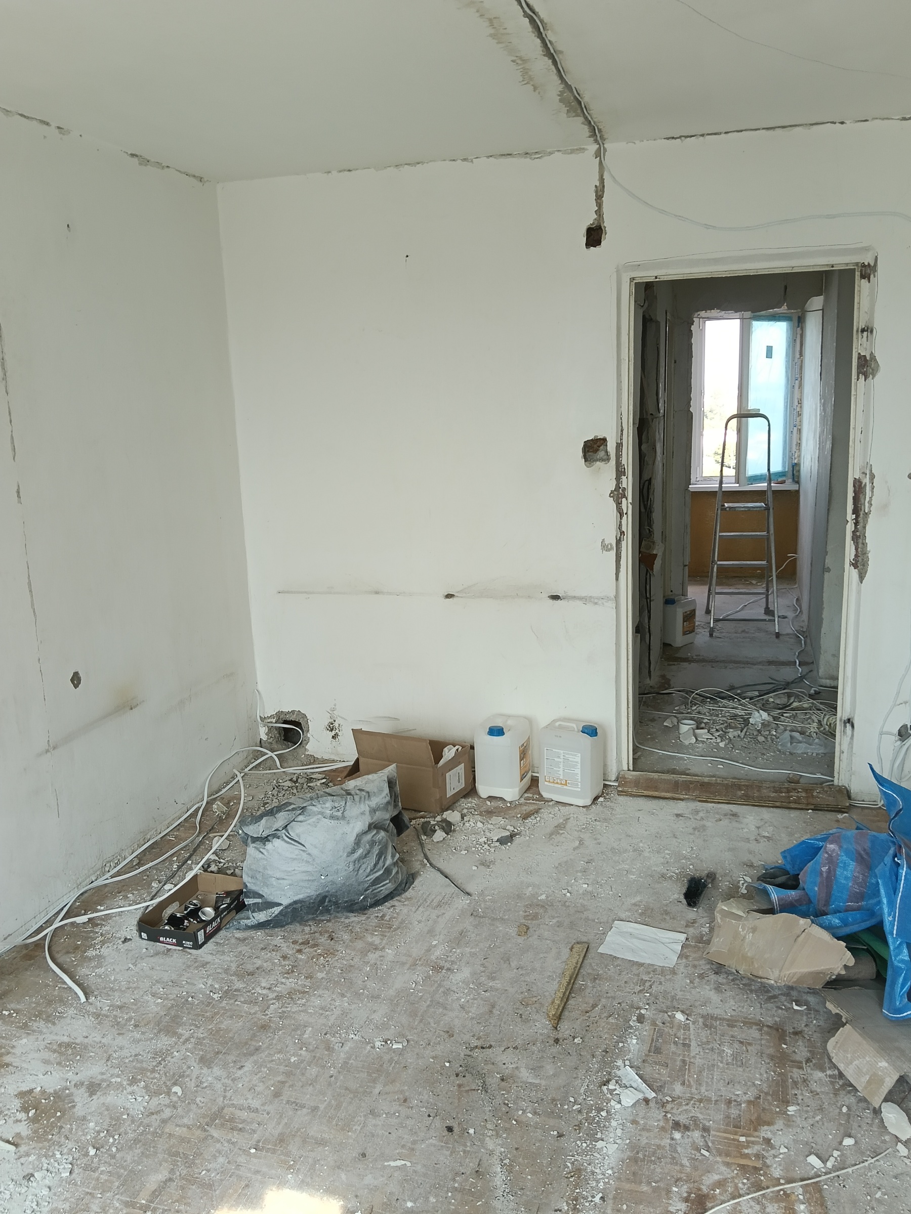 Przed realizacją Remont salonu z otwartą kuchnią – Armii Krajowej — Piotrków Trybunalski