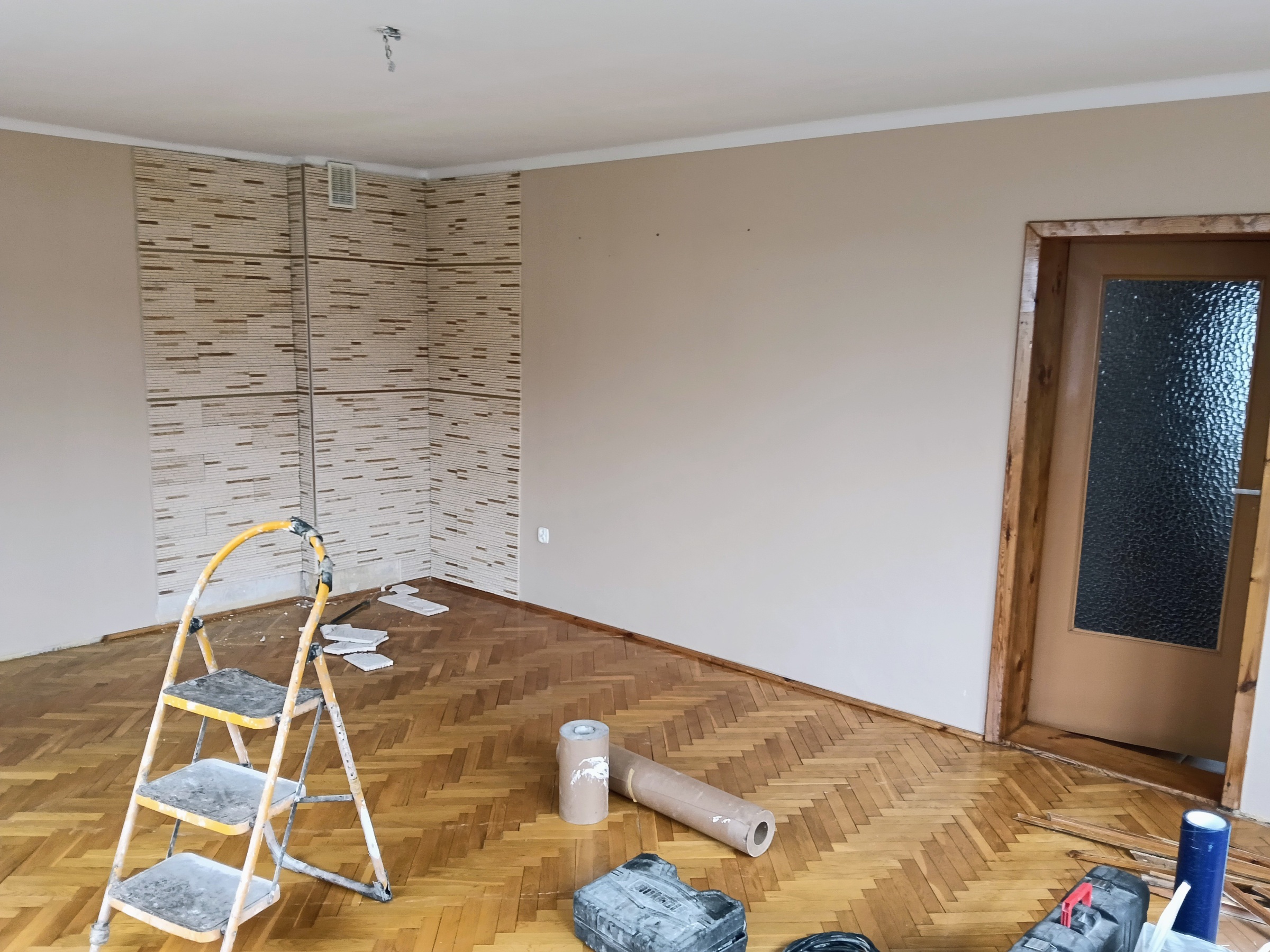 Salon przed remontem – stan wyjściowy wnętrza.