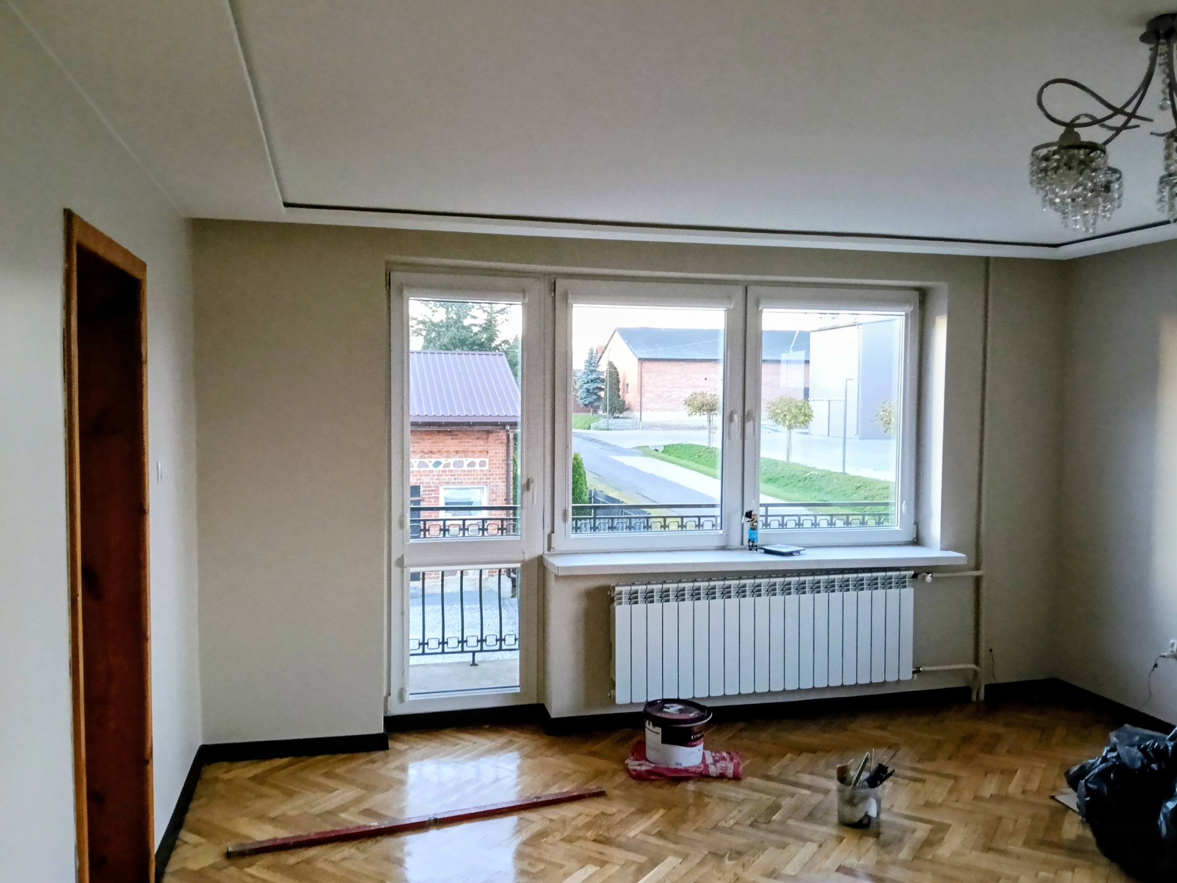 Salon po remoncie – nowoczesne wnętrze po pracach wykończeniowych.