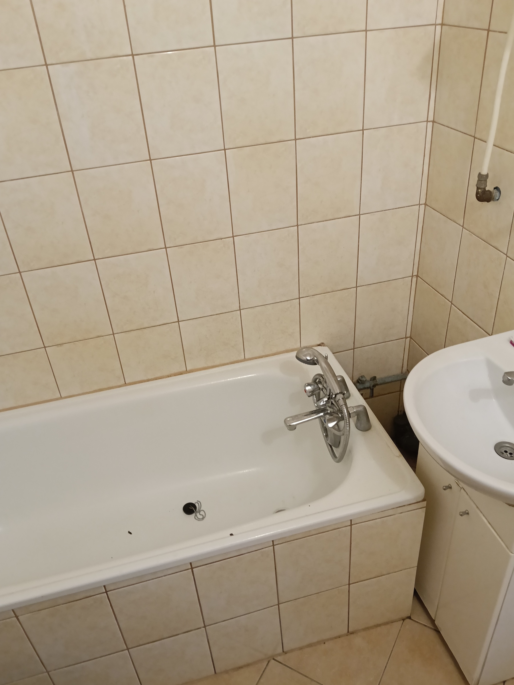 Stara łazienka w Dziewulinach przed kompleksową modernizacją.