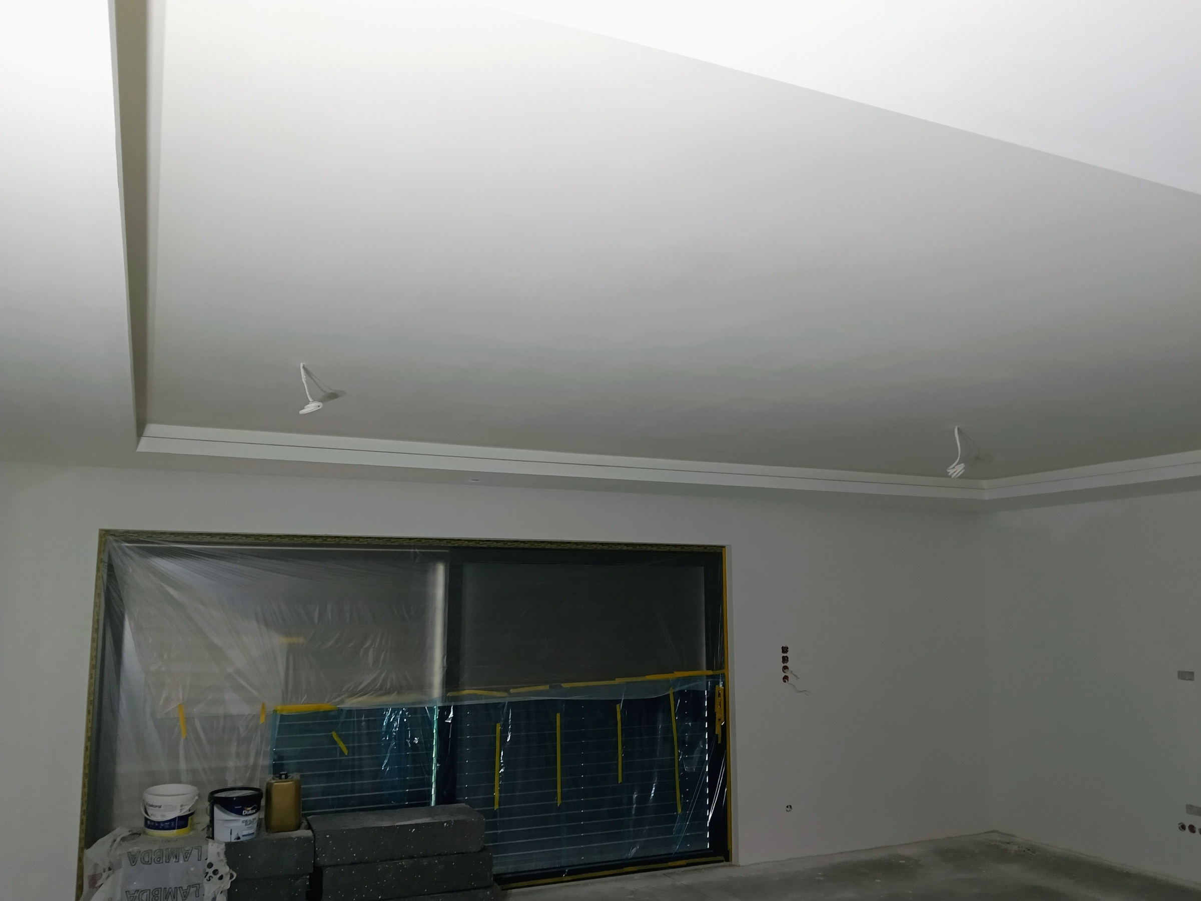 Sufit pod oświetlenie LED przed naprawą w Łęcznie.