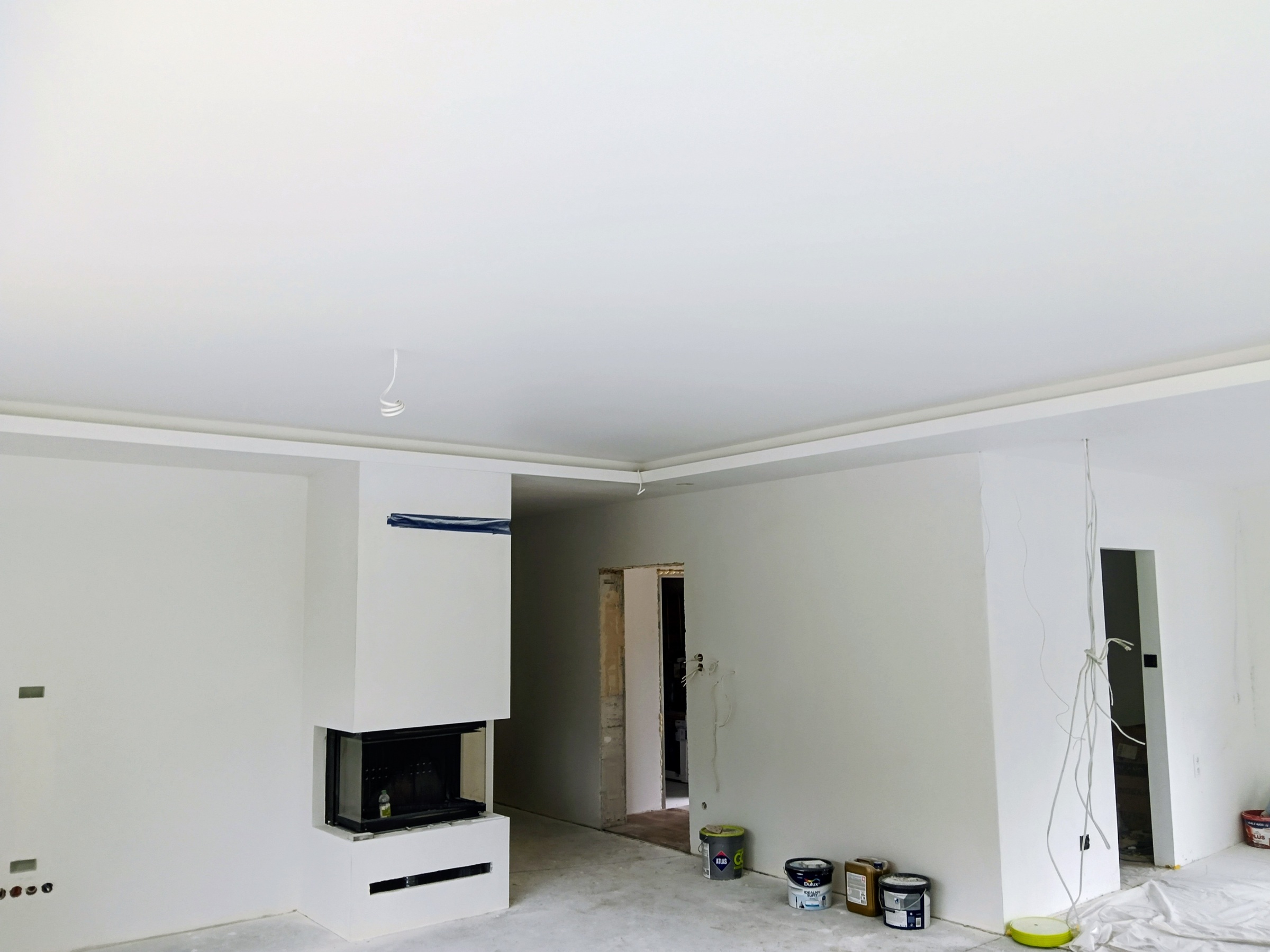 Naprawiony i pomalowany sufit LED – efekt końcowy realizacji.