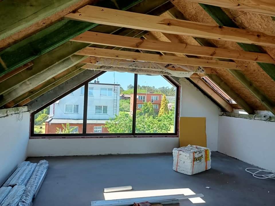 Poddasze przed zabudową w Kątach Rybackich – widoczna konstrukcja dachu.
